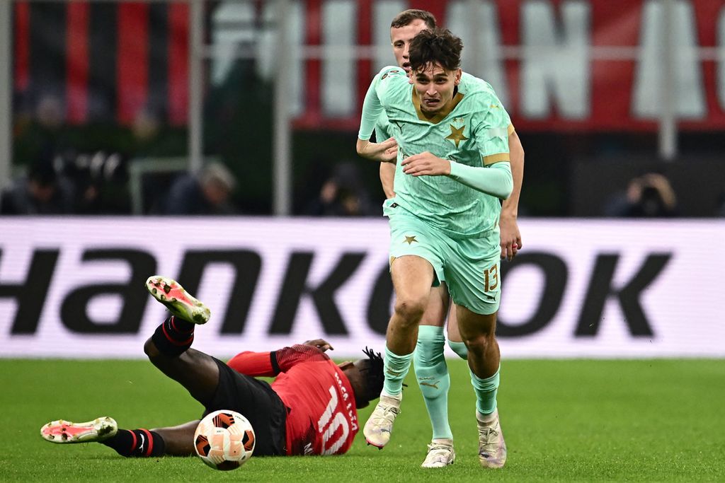 Pemain AC Milan, Rafael Leao (kiri), terjatuh saat berebut bola dengan pemain Slavia Praha, Mojmir Chytil, dalam laga pertama babak 16 besar Liga Europa di Stadion San Siro, Kota Milan, Italia, Kamis (7/3/2024) dini hari.