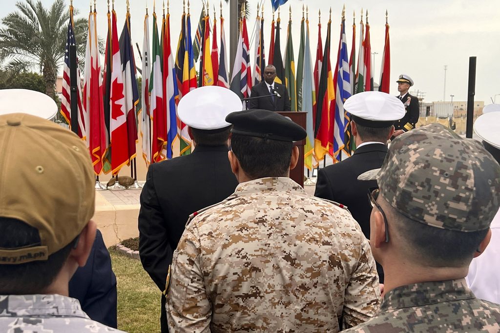 Menteri Pertahanan AS Lloyd Austin memberi arahan pada Gugus Tugas Maritim Internasional yang dibentuk untuk menjaga kapal-kapal komersial yang melalui Laut Merah di Markas Komando Angkatan Laut Pusat AS di Manama, Bahrain, Selasa (19/12/2023) .