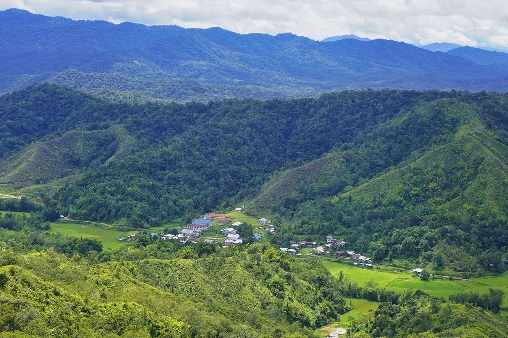 Pemandangan salah satu desa di Kabupaten Nunukan, Kalimantan Utara, terlihat dari atas bukit, Jumat (26/11/2021). 