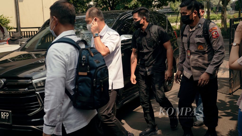 Bhayangkara Dua E (tengah, baju hitam) tiba di Kantor Komnas HAM, Jakarta, Selasa (26/7/2022). Komnas HAM meminta keterangan dari ajudan Kepala Divisi Profesi dan Pengamanan Polri (nonaktif) Inspektur Jenderal Ferdy Sambo terkait peristiwa baku tembak di rumah dinas Ferdy Sambo. 