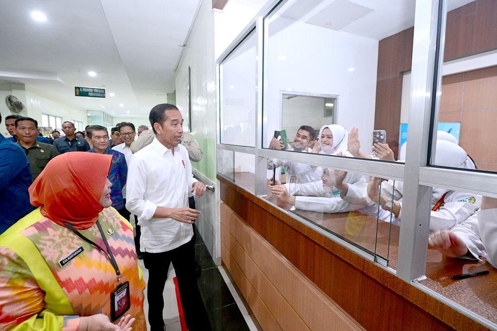 Presiden Joko Widodo meninjau Rumah Sakit Umum Daerah Sultan Syarif Mohamad Alkadrie di Kota Pontianak, Kalimantan Barat, Kamis (21/3/2024).