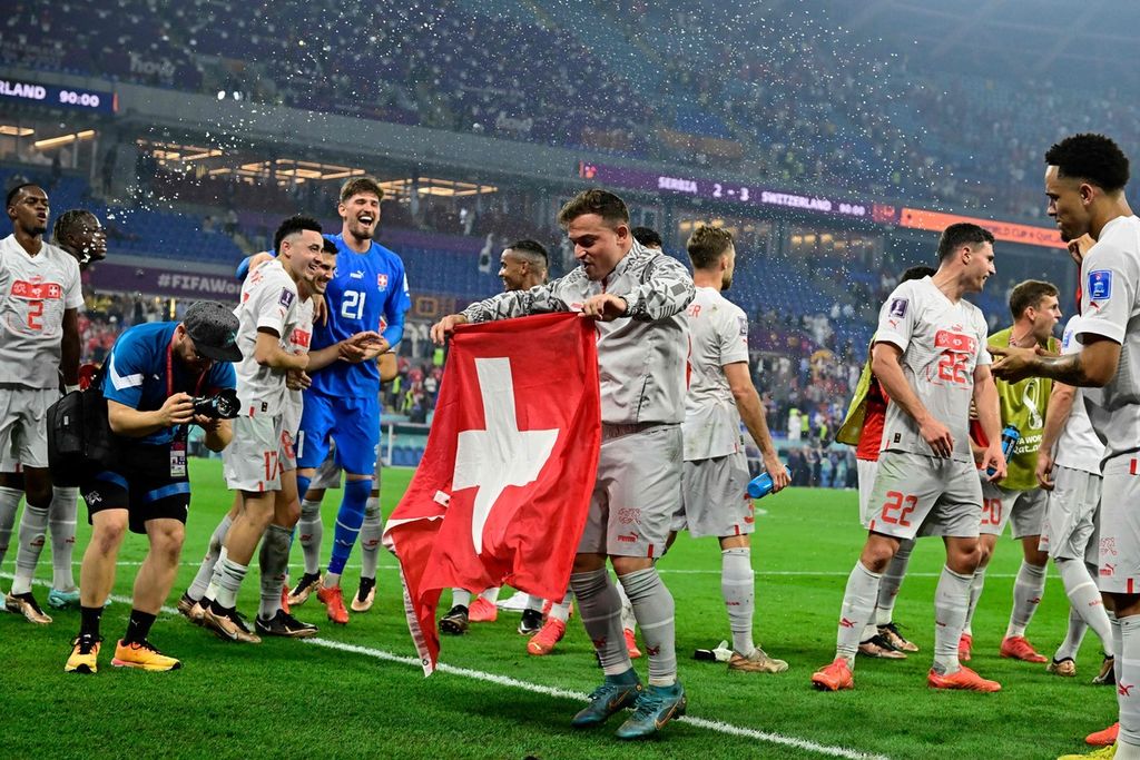 Pemain Swiss, Xherdan Shaqiri dan rekan-rekanya, merayakan kemenangan 2-3 atas Serbia yang membawa mereka lolos ke fase gugur Piala Dunia Qatar di Stadion 974, Doha, Sabtu (3/12/2022) dini hari WIB.