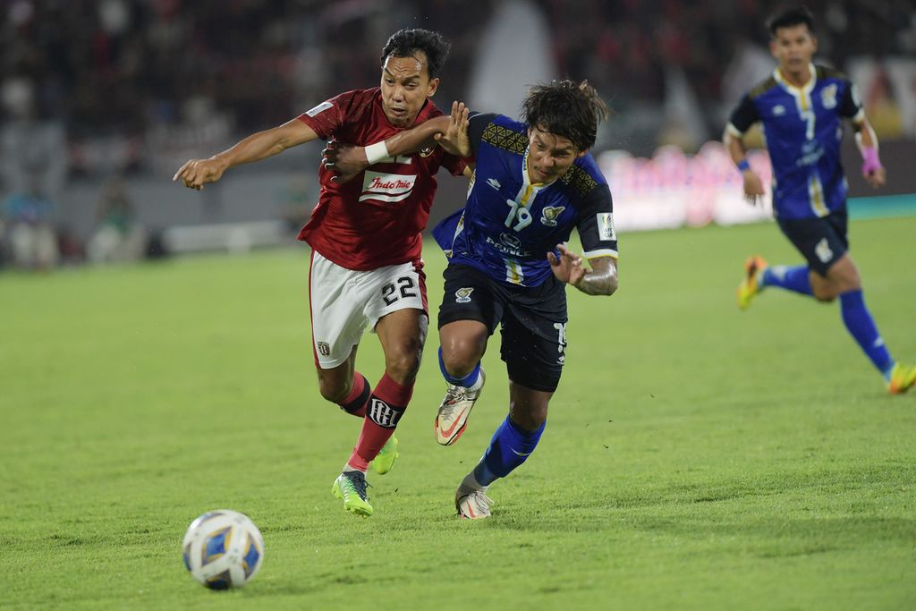 Pemain Bali United, Novri Setiawan (kiri), berebut bola dengan pemain Visakha FC, Chheng Meng, dalam pertandingan sepak bola Grup G Piala AFC 2022 di Stadion I Wayan Dipta, Gianyar, Bali, Senin (27/6/2022). Bali United kalah dari Visakha dengan skor 2-5. 