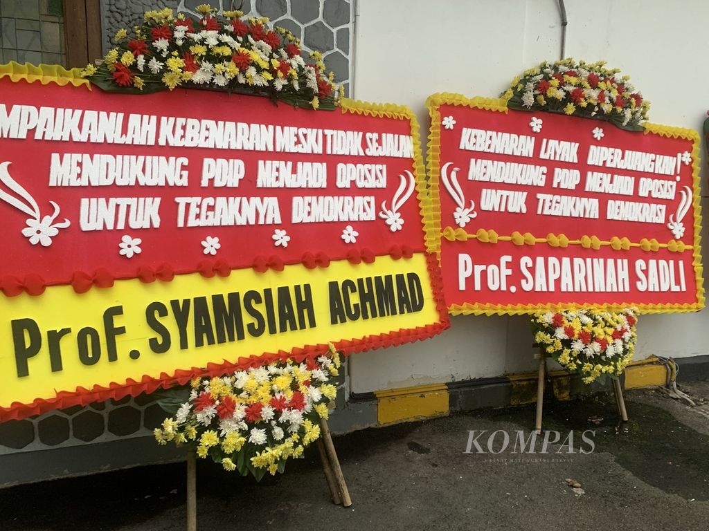 Karangan bunga dari sejumlah tokoh masyarakat berjajar di depan kantor DPP PDI-P, Menteng, Jakarta, Kamis (7/3/2024). Mereka mendukung PDI-P agar menjadi oposisi di pemerintahan selanjutnya.