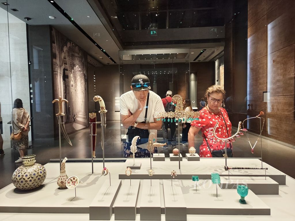 Pengunjung memperhatikan beragam karya seni dari era Kesultanan Mughal, India, yang dipamerkan di Musem Kesenian Islam Qatar, Doha, Selasa (29/11/2022). Di museum itu ditampilkan bermacam hasil kesenian Islam dalam beberapa kesultanan abad pertengahan.