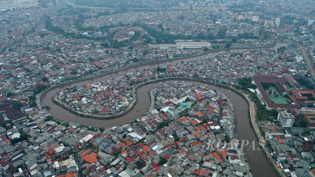 Foto udara debit air aliran Kali Ciliwung yang naik di perbatasan Tebet, Jakarta Selatan, dengan Jatinegara, Jakarta Timur, Minggu (5/11/2023).
