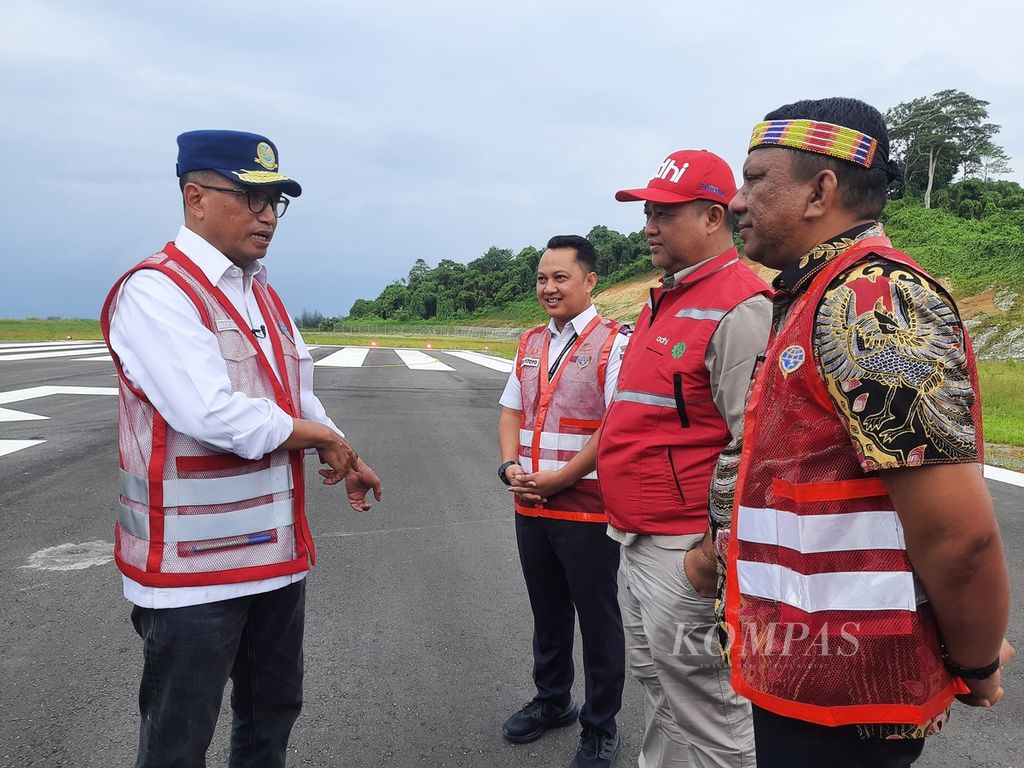 Menteri Perhubungan Budi Karya Sumadi memberi arahan kepada Penjabat Bupati Mentawai Fernando Jongguran (kanan) dan pejabat bandara di Bandara Rokot, Kabupaten Kepulauan Mentawai, Minggu (13/8/2023). 