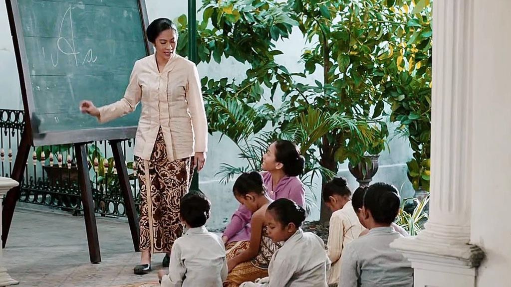 A scene in the film depicts Kartini's role in teaching women to read and write.