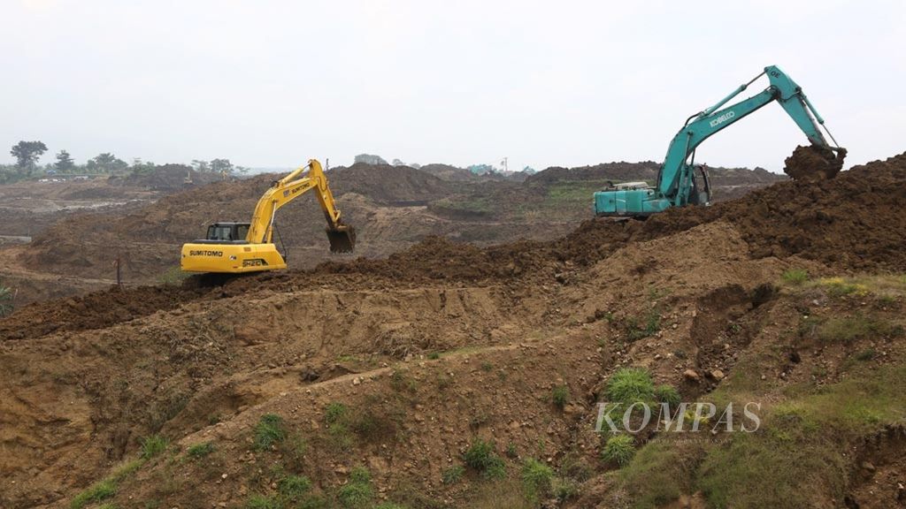 Alat berat beroperasi pada proyek persiapan lahan perumahan kota baru Parahyangan di Kabupaten Bandung Barat, Jawa Barat, 28 Februari 2018. 