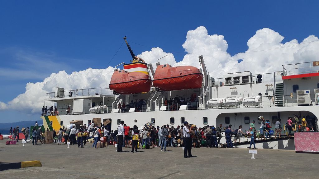 Pemudik untuk musim Natal 2019 dan Tahun Baru 2020 menaiki Kapal Motor Sabuk Nusantara 72 di Pelabuhan Yos Sudarso Ambon, Maluku, pada Senin (16/12/2019). 