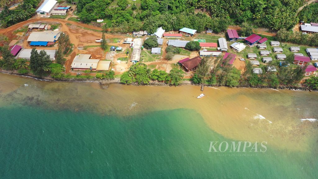 Kawasan pantai yang sebagian tertutup lumpur di Pulau Gag, Raja Ampat, Papua Barat, Minggu (6/6/2021). Penambangan material nikel di pulau itu saat ini masih terus berlangsung.