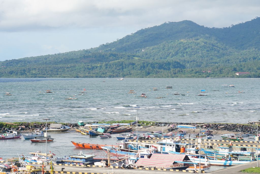 Perahu-perahu nelayan yang tertambat di Teluk Manado, Sulawesi Utara, diombang-ambingkan ombak, Rabu (2/12/2020). Badan Meteorologi, Klimatologi, dan Geofisika (BMKG) memperkirakan adanya gelombang tinggi kategori moderat 1,25-2,5 meter pada Kamis-Jumat (3-4/12/2020).