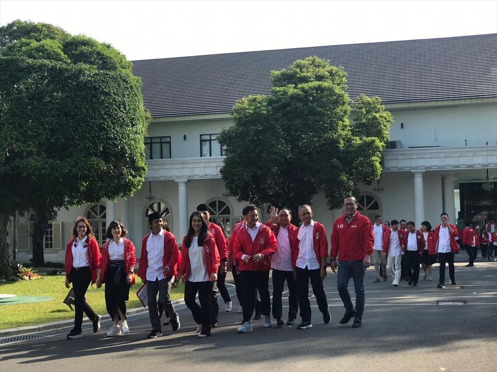 Pertemuan para fungsionaris Partai Solidaritas Indonesia (PSI) dengan Presiden Joko Widodo berlangsung santai di Istana Merdeka, Jakarta, Kamis (18/7/2019). Dalam pertemuan itu, PSI sekaligus memperkenalkan kader-kadernya kepada Presiden Jokowi.