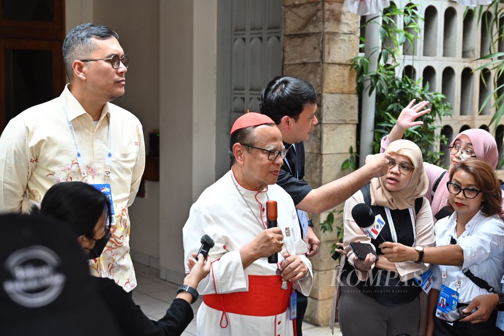 Uskup Agung Jakarta Ignatius Kardinal Suharyo memberikan keterangan pers di Katedral Jakarta, Rabu (4/9/2024).