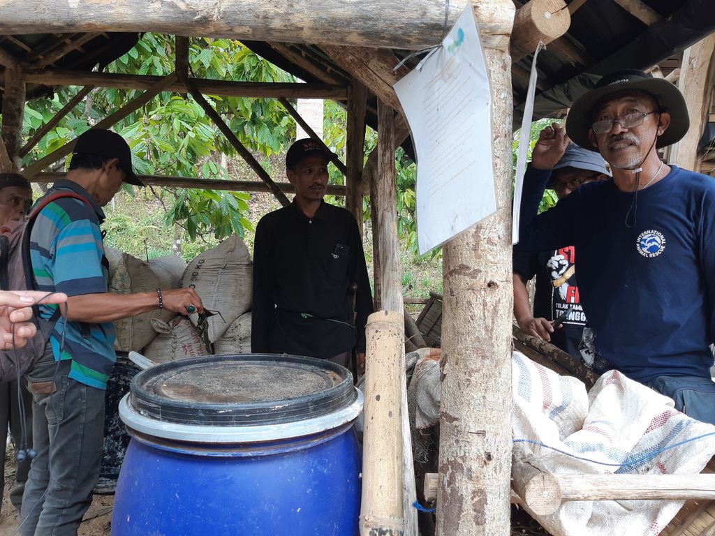 Sejumlah anggota Gabungan Kelompok Tani Sumber Makmur yang mengelola hutan lindung Batutegi, Lampung, menunjukkan pupuk organik cair hasil pembuatan secara bergotong royong, Jumat (15/9/2023).