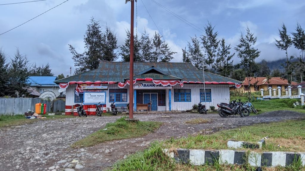 Bank Papua Kantor Kas Sinak di Distrik Sinak, Kabupaten Puncak, Papua Tengah, Rabu (14/12/2022).