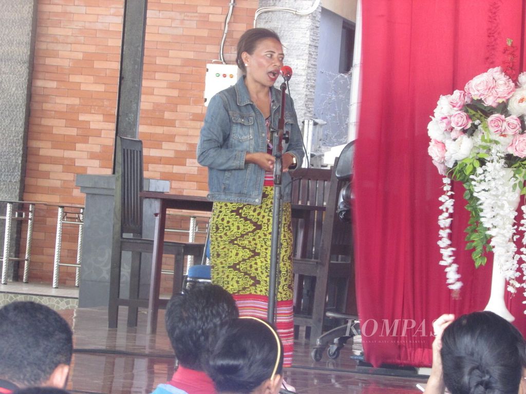 Yessi Anggreani Mange (51), guru honorer di salah satu SMAN di Kupang menyampaikan aspirasinya kepada anggota Komisi X DPR, Yacoba Anita Gah di Kupang, Sabtu (19/11/2022). Yessi sudah mengabdi 29 tahun sebagai guru honorer dan telah lolos <i>passing grade</i>.
