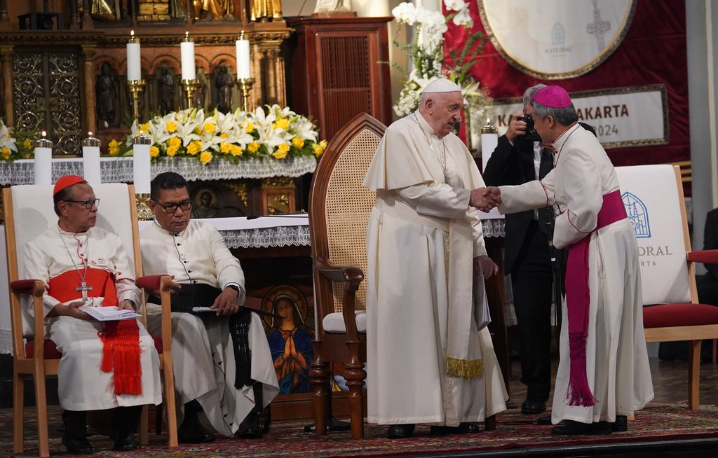 Ketua Konferensi Waligereja Indonesia Mgr Antonius Subianto Bunjamin menyalami Paus Fransiskus setelah memberikan sambutan dan ucapan selamat datang dalam acara audiensi dengan uskup, pastor, rohaniwan, dan umat katolik di Gereja Katedral Jakarta, Rabu (4/9/2024). 