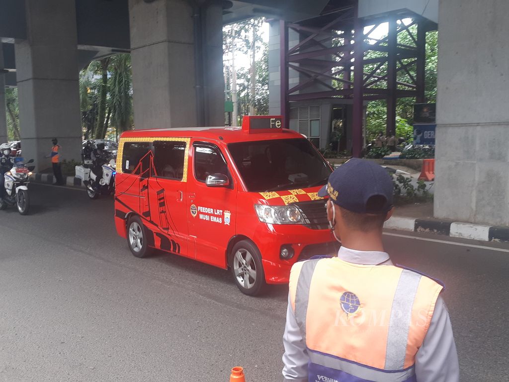 Angkutan pengumpan (<i>feeder</i>) melintas di Jalan Angkatan 45, Palembang, Sumsel, Minggu (27/2/2022).