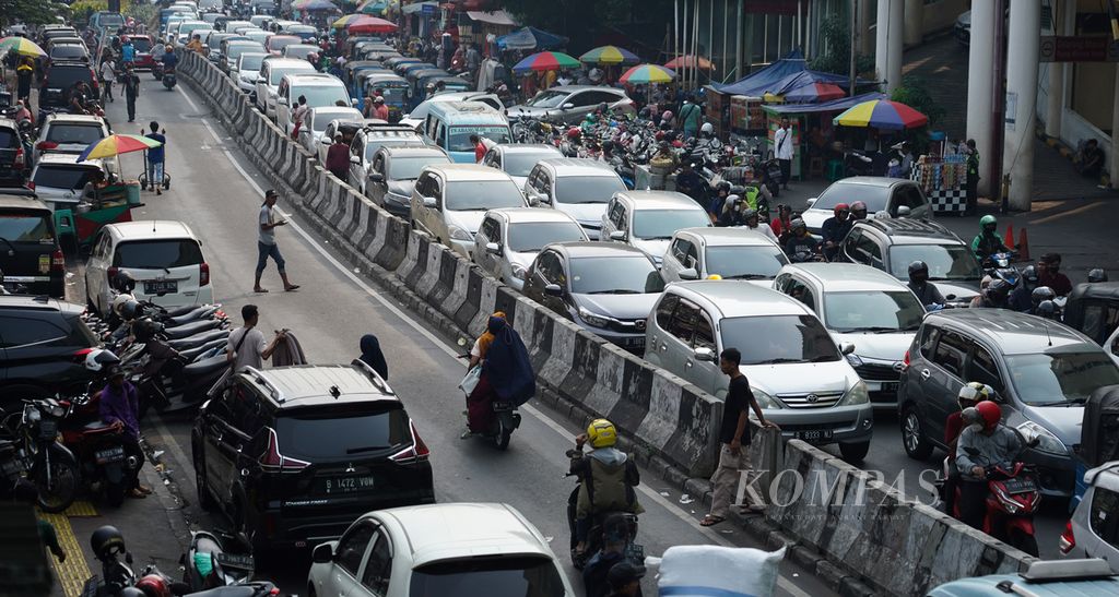 Kemacetan jalan di kawasan Pasar Tanah Abang, Jakarta Pusat, Sabtu (2/7/2022). Aktivitas warga di tengah keramaian sudah terlihat kembali meski masa pandemi belum sepenuhnya usai. Saat ini sejumlah negara tengah mengalami kenaikan angka kasus Covid-19 kembali, termasuk Indonesia. 
