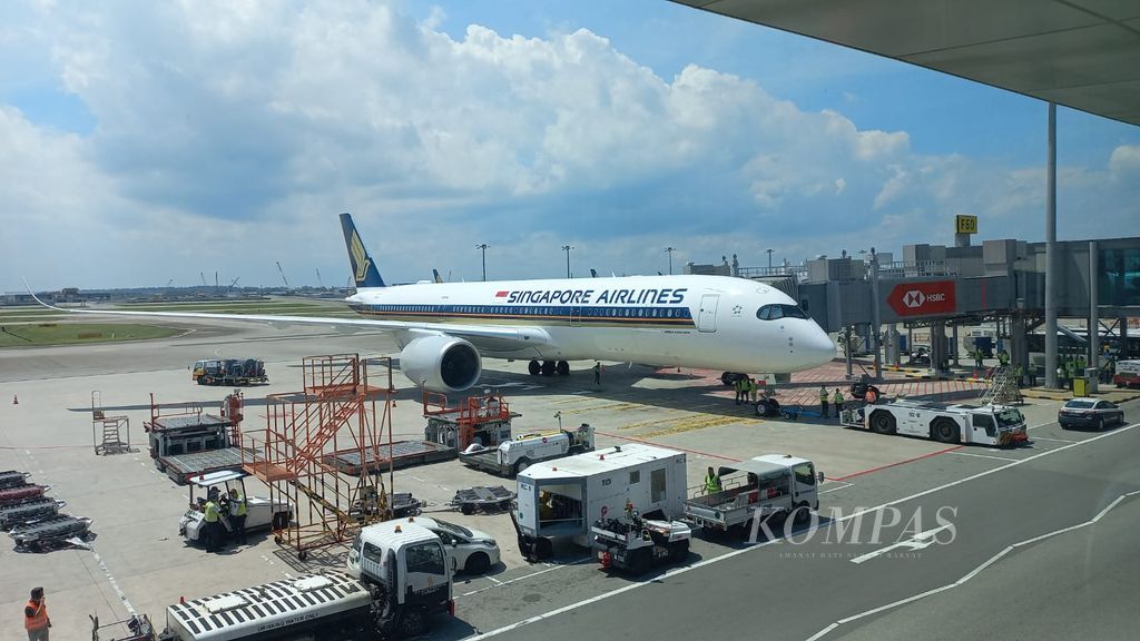 Dengan menggunakan pesawat A350-900 Singapore Airlines, rombongan Paus Fransiskus, Jumat (12/9/2024), terbang dari Bandara Internasional Changi, Singapura, menuju Bandara Internasional Leonardo da Vinci, Fiumicino, Italia.