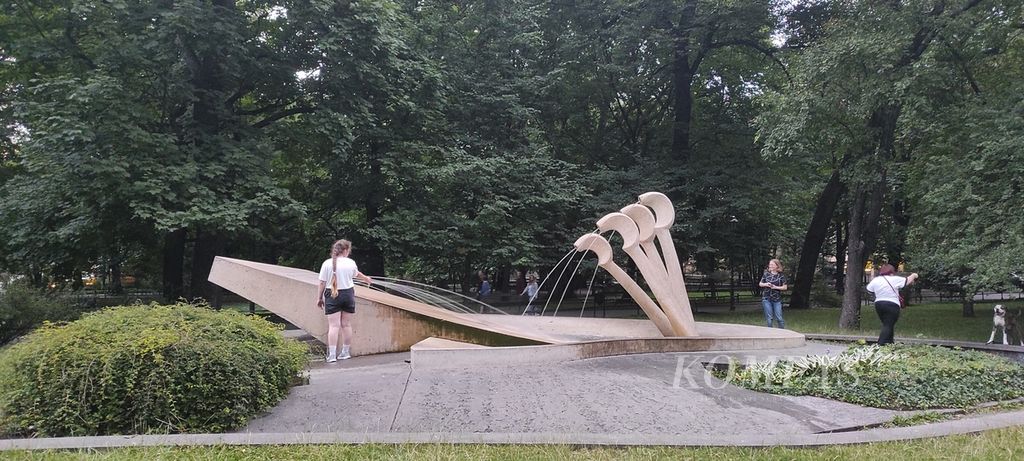 Sala satu taman di Kota Tua Krakow, Polandia pada 12 Juli 2022. Penduduk sedikit, wilayah luas, dan banyak bangunan bertingkat memungkinkan Krakow dan banyak kota lain di Eropa meningkatkan ketersediaan ruang terbuka