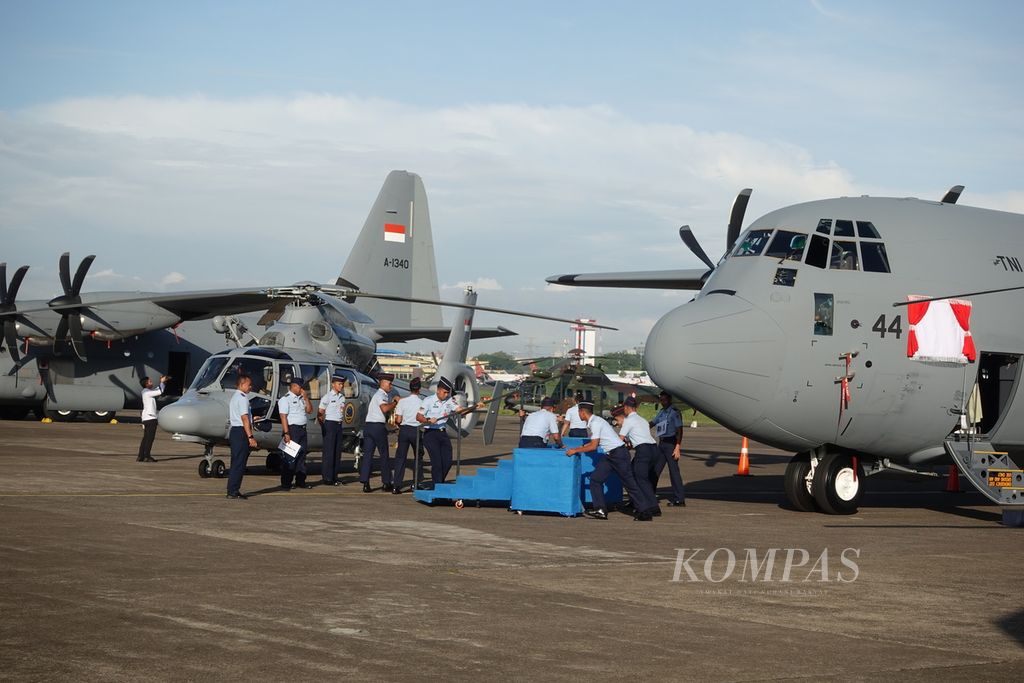 Para personel menyiapkan tangga yang akan dipakai pada acara penyerahan pesawat C-130J-30 Super Hercules A-1344 di Pangkalan TNI Angkatan Udara Halim Perdanakusuma, Jakarta, Rabu (24/1/2024).