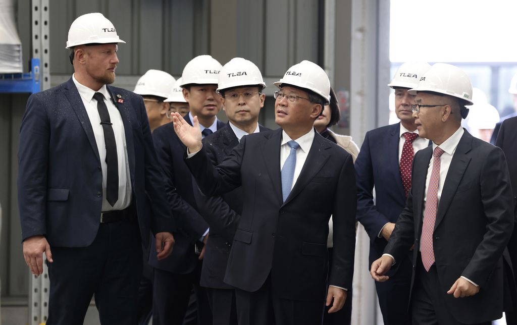 Perdana Menteri China Li Qiang (tengah, berdasi biru) meninjau pabrik pengolahan litium Tianqi Lithium Energy di Perth, Negara Bagian Australia Barat, Australia, Selasa (18/6/2024).