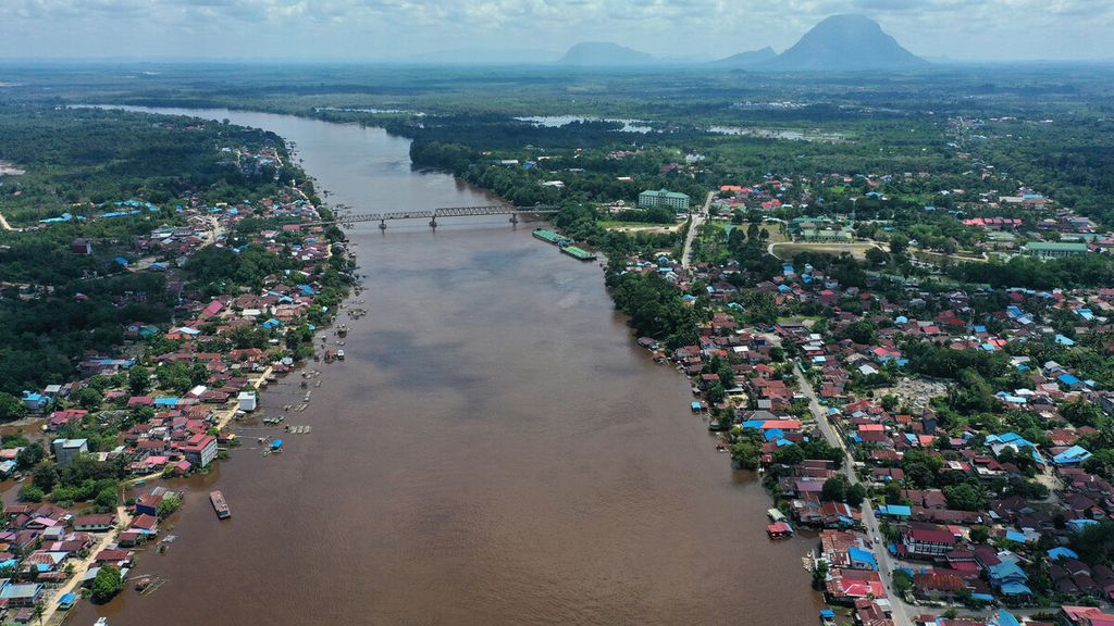 Lanskap Sungai Kapuas yang membelah Kota Sintang di Kalimantan Barat, Rabu (13/10/2021). Sungai ini juga menjadi nadi transportasi di Kalimantan Barat.