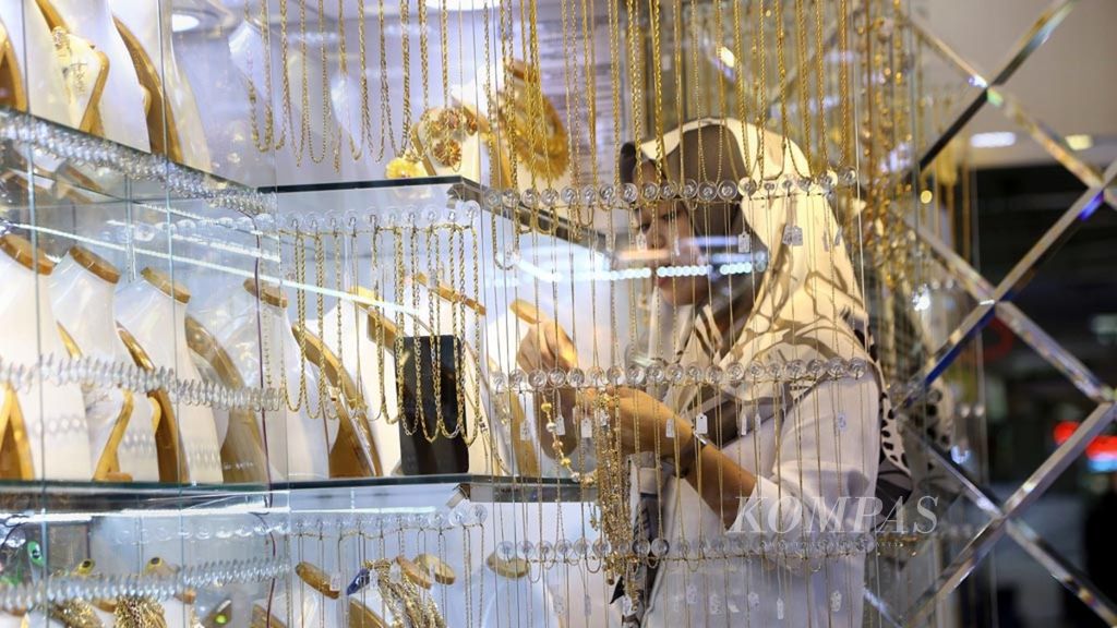 Pedagang mempersiapkan perhiasan emas yang akan dijual di toko emas di kawasan BSD, Tangerang, Banten, Jumat (10/8/2018). Perhiasan emas dan logam mulia diminati oleh generasi milenial sebagai barang investasi karena keindahannya, likuid, serta harganya untuk jangka panjang.