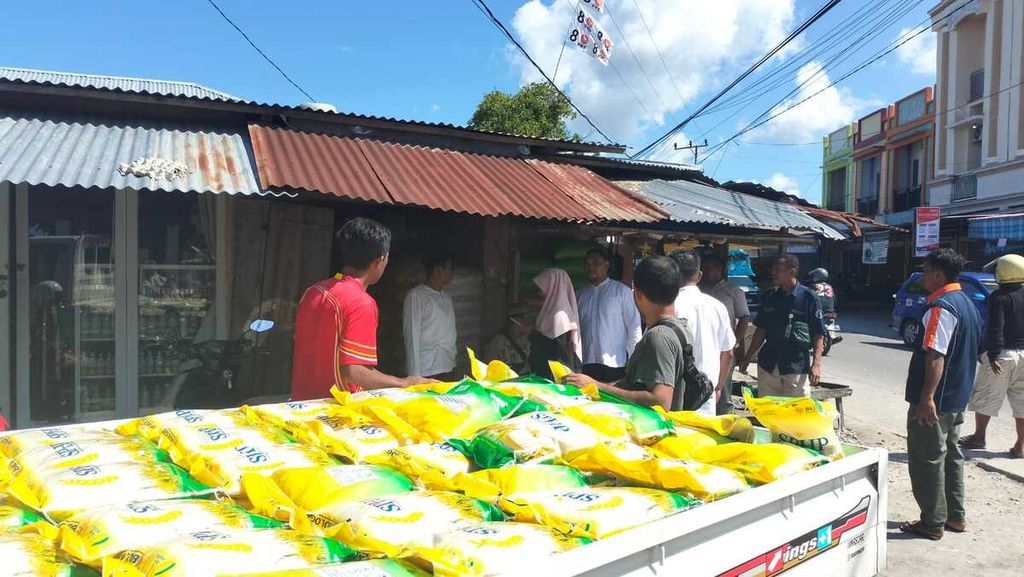 Pemerintah Kabupaten Wakatobi bersama Bulog dan TNI/Polri melakukan operasi pasar seiring kenaikan harga beras di wilayah ini, Sabtu (2/3/2024). 