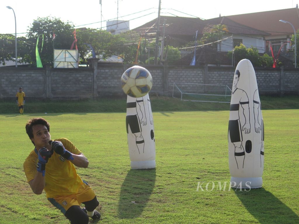 Kiper Bali United, M Ridho, berupaya meninju bola pada sesi latihan jelang laga Piala AFC 2022 melawan Kaya-Iloilo di Lapangan Gelora Trisakti, Badung, Bali, Rabu (29/6/2022). Bali mengejar kemenangan pada laga melawan Kaya-Iloilo, Kamis (30/6), untuk menjaga asa lolos ke fase gugur.