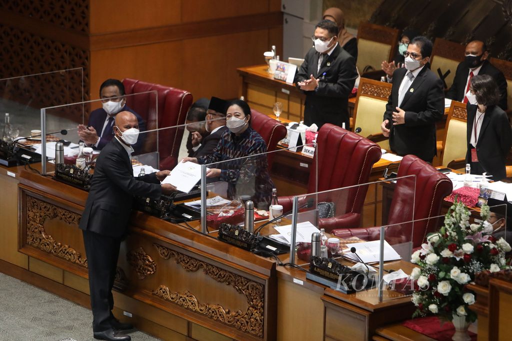 Ketua Badan Anggaran DPR Said Abdullah memberikan dokumen mengenai pandangan Badan Anggaran DPR terhadap Rancangan Undang-Undang Anggaran Pendapatan dan Belanja Negara (APBN) 2022 kepada Ketua DPR Puan Maharani dalam Rapat Paripurna DPR di Kompleks  Parlemen, Senayan, Jakarta, Kamis (30/9/2021). 