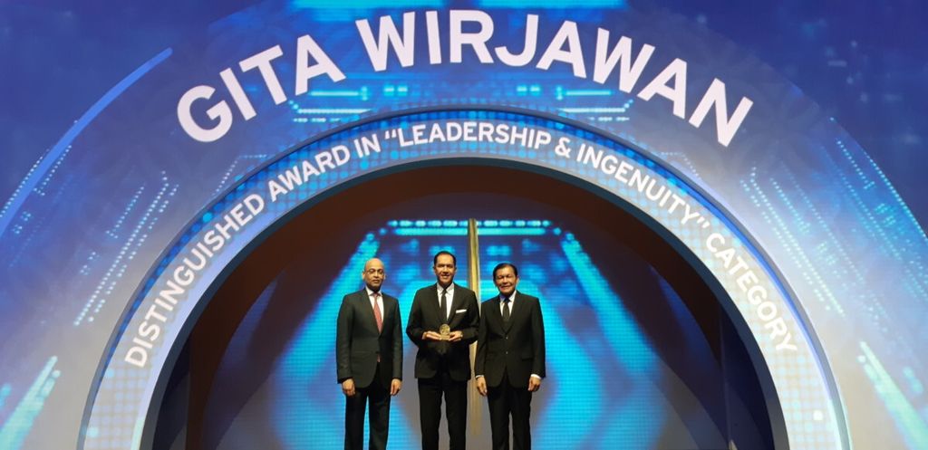 Mantan Menteri Perdagangan Gita Wirjawan (tengah) mendapat penghargaan Citi Distinguished Alumni Award pada Perayaan 50 tahun Citi Indonesia di Jakarta, Jumat (14/12/2018).