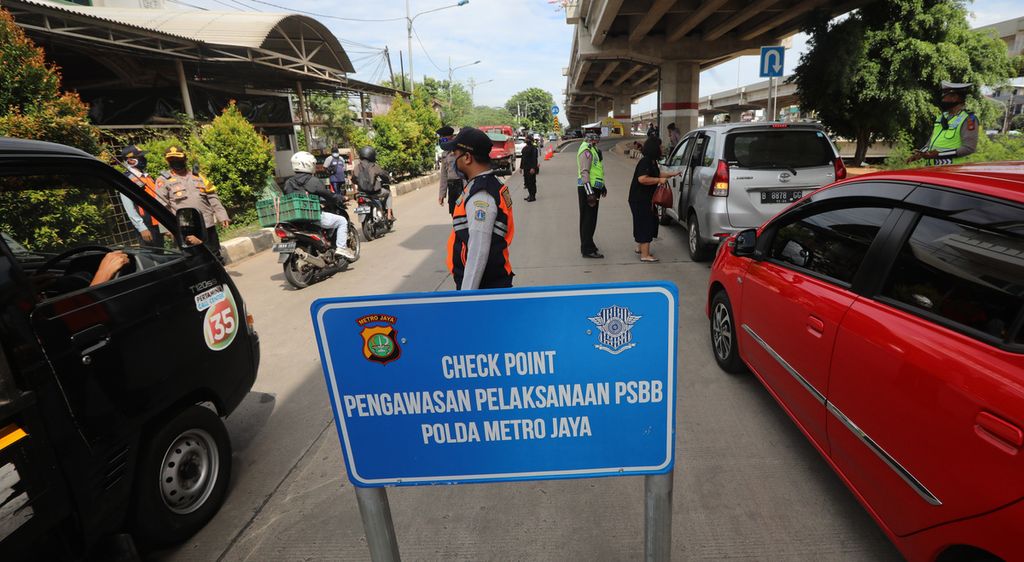 Anggota tim gabungan Pengawasan Pelaksanaan Pembatasan Sosial Berskala Besar (PSBB) menghentikan pengguna jalan yang masih belum mematuhi aturan PSBB di kawasan Jalan Raya Kalimalang, Jakarta Timur, Sabtu (11/4/2020). 