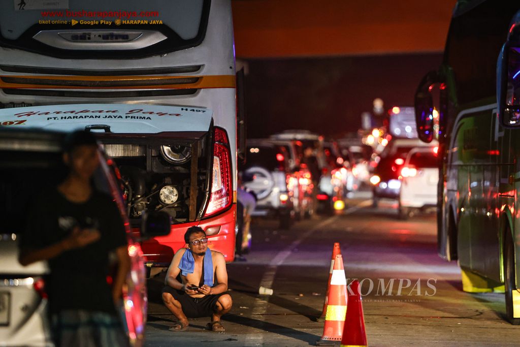 Travelers stopped to break their fast on the roadside near the Rest Area at Kilometer 102 of the Cikopo-Palimanan toll road, Subang, West Java, on Saturday (6/4/2024).