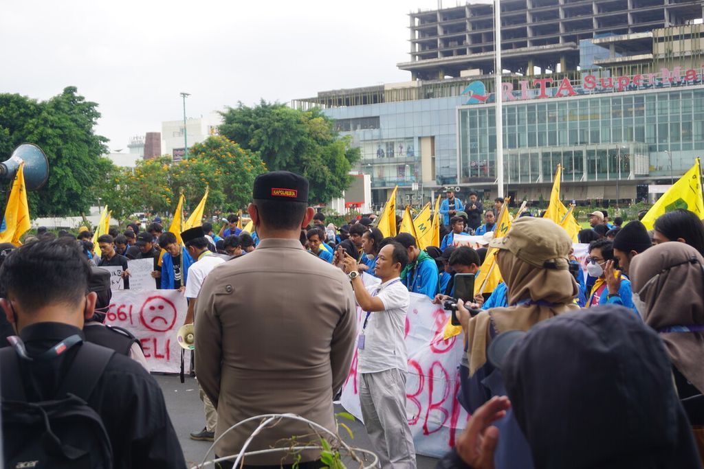 Ratusan mahasiswa menggelar demonstrasi menolak kenaikan harga BBM di Alun-alun Purwokerto, Banyumas, Jawa Tengah, Selasa (6/9/2022).