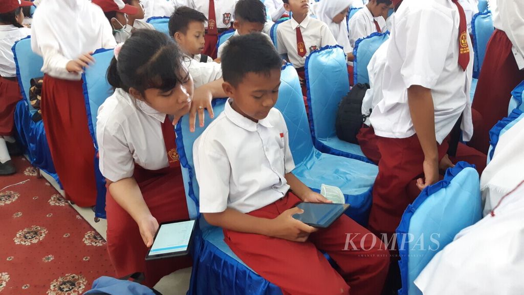 Para siswa SD di Natuna, Kepulauan Riau, sedang mengecek aplikasi Rumah Belajar melalui tablet elektronik pemberian Kementerian Pendidikan dan Kebudayaan, Rabu (18/9/2019). Pemelajaran daring diharapkan bisa mengatasi kesenjangan mutu pendidikan.