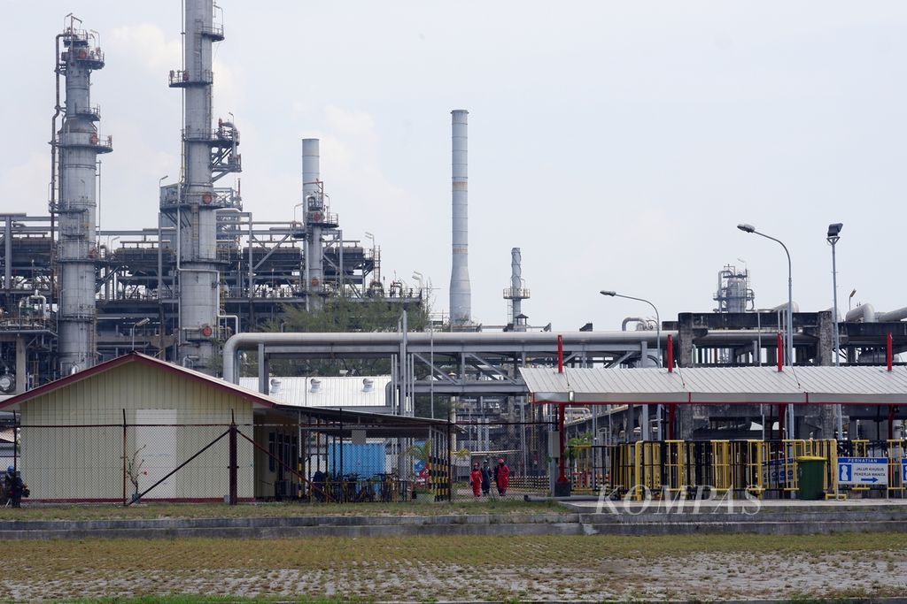 Tampak fasilitas di PT Kilang Pertamina Internasional Refinery Unit VI Balongan, Kabupaten Indramayu, Jawa Barat, Selasa (4/4/2023). Sebanyak 82 persen produk dari kilang RU VI Balongan didistrbusi ke DKI Jakarta dan Jabar.