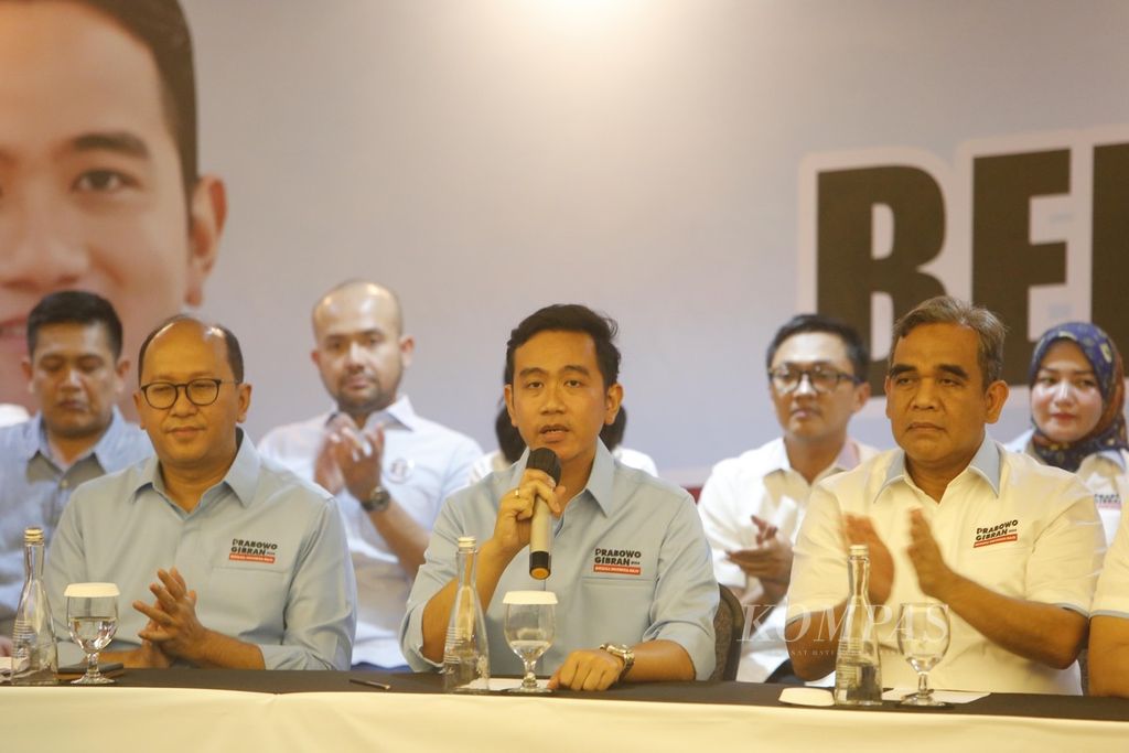 Ketua Tim Kampanye Nasional (TKN) Rosan P Roeslani (kiri) bersama bakal calon wakil presiden Gibran Rakabuming (tengah) memberikan keterangan saat pengumuman susunan tim kampanye, di Jakarta, Senin (6/11/2023). 