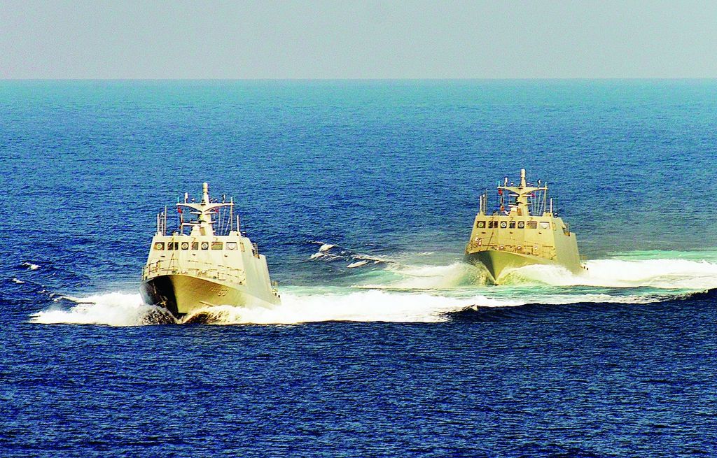 Dua kapal penembak rudal Taiwan berpatroli di Selat Taiwan pada 15 Mei 2013.  
