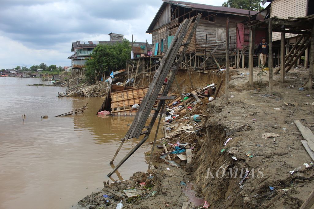 Kondisi abrasi tanah di pinggiran Sungai Kahayan, Kota Palangkaraya, Kalimantan Tengah, Minggu (8/1/2023). Setidaknya 57 orang mengungsi. Karena kejadian itu, empat rumah rusak hingga ditinggalkan pemiliknya. Tak ada korban jiwa dalam kejadian tersebut.