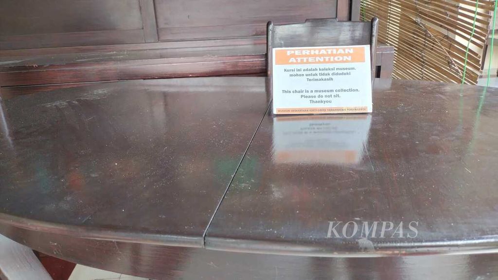 Kondisi meja koleksi Museum Dewantara Kirti Griya di kompleks Perguruan Tamansiswa, Kota Yogyakarta, Senin (5/6/2023). Meja tersebut diduga terinjak-injak saat terjadi bentrokan dua kelompok massa di Jalan Tamansiswa, Yogyakarta, Minggu (4/6) malam.