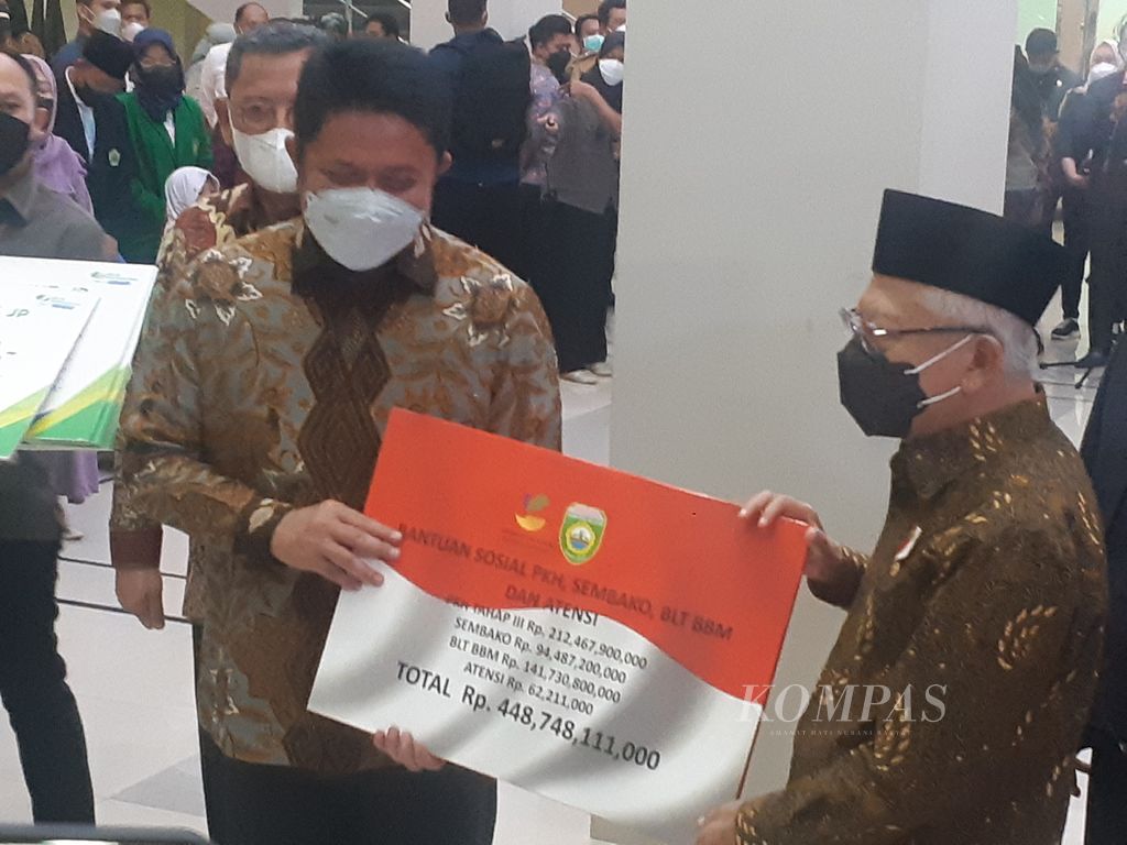 Wakil Presiden Ma’ruf Amin (kanan) memberikan bantuan secara simbolis kepada Gubernur Sumsel Herman Deru di Palembang, Sumsel, Selasa (6/9/2022). Bantuan tersebut mencakup beragam bantuan sosial bagi warga yang membutuhkan.