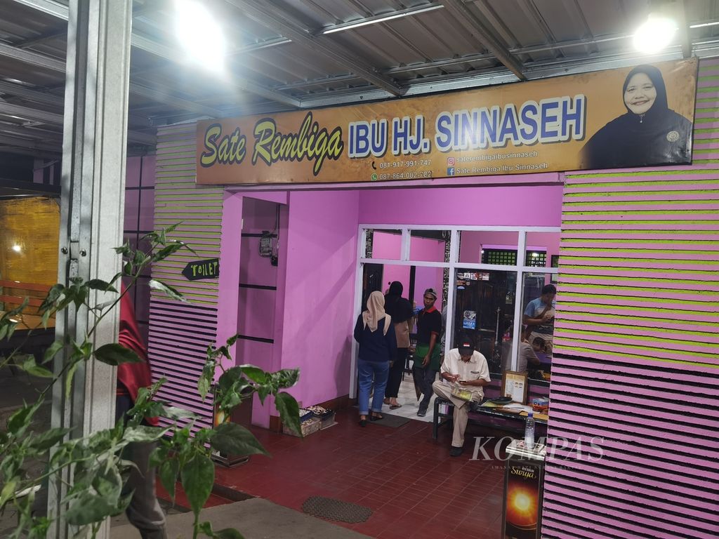 Area dalam Warung Sate Rembiga Ibu Hj Sinnaseh yang berada di kawasan Rembiga, Selaparang, Kota Mataram, Nusa Tenggara Barat, Selasa (21/2/2023). Warung sate ini selalu ramai oleh wisatawan yang ingin mencicipi sate khas Lombok.