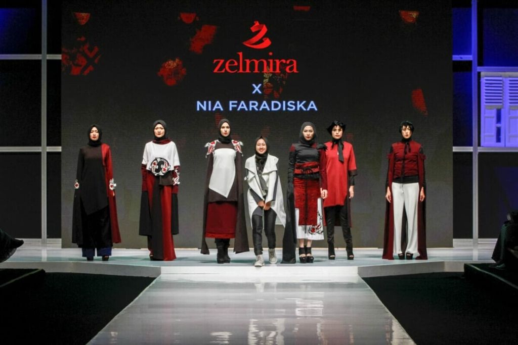 Nia Faradiska (keempat dari kiri) menampilkan karya busananya di suatu ajang <i>fashion show</i> di Jakarta. Dara alumni SMK NU Banat Kudus ini punya pengalaman ikut<i> fashion show</i> di beberapa negara, tetapi tetap memilih berkarya dari kampung halamannya di Kudus, Jawa Tengah.