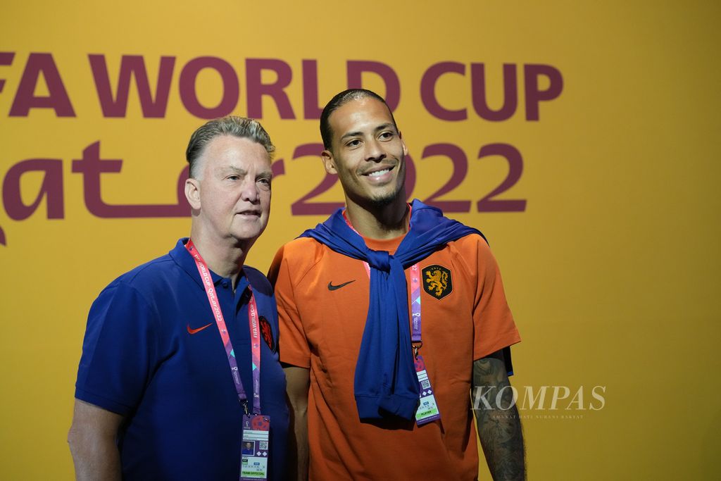 Pelatih Belanda Louis van Gaal (kiri) dan kapten tim Virgil van Dijk berpose untuk fotografer saat tiba di konferensi pers Piala Dunia 2022 Qatar, Minggu (20/11/2022). 