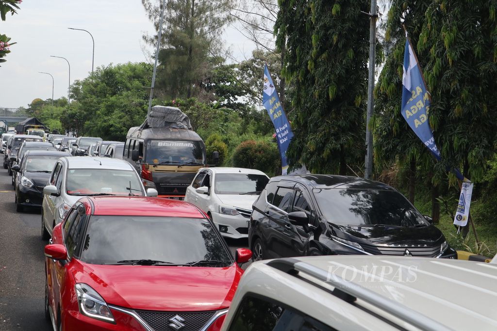 Suasana pintu masuk Rest Area 207A di ruas Tol Palimanan-Kanci, Cirebon, Jawa Barat, Kamis (28/4/2022). Pengelola tol dan kepolisian kembali menerapkan sistem buka tutup area istirahat untuk mengurai kepadatan.