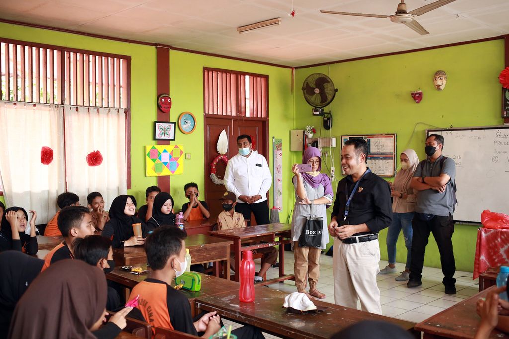 Komisioner KPAI, Jasra Putra menemui murid SDN Pondok Cina 1, Depok, Jawa Barat, Rabu (16/11/2022). 
