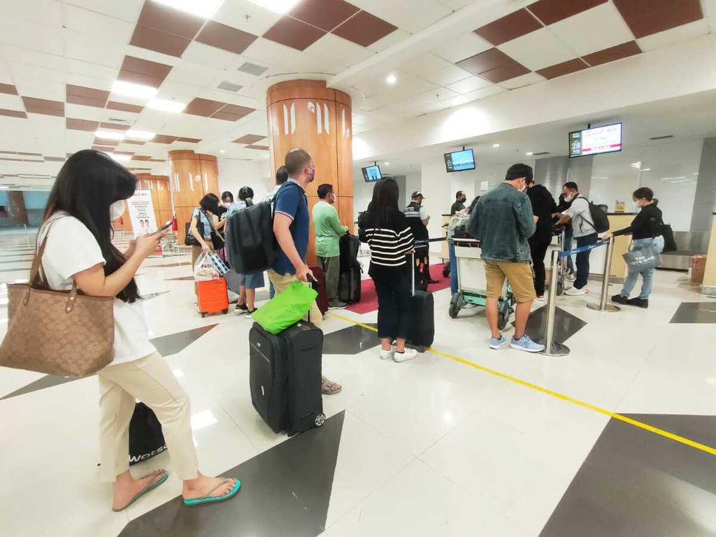 Penumpang mengantre di layanan <i>check in </i>Bandara Juanda Surabaya, Rabu (12/4/2023). Jumlah penumpang diprediksi naik 18 persen saat arus mudik Lebaran 2023. 